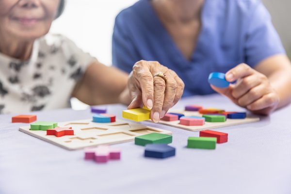 Memory Care vs. Assisted Living: Which Does Mom Need?